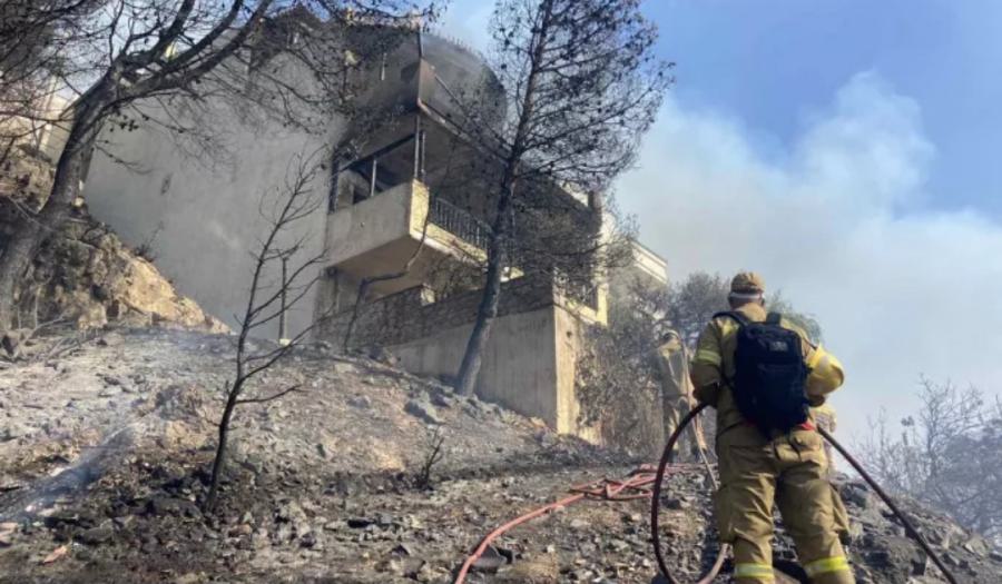 Κάηκαν τέσσερα σπίτια στη Βούλα
