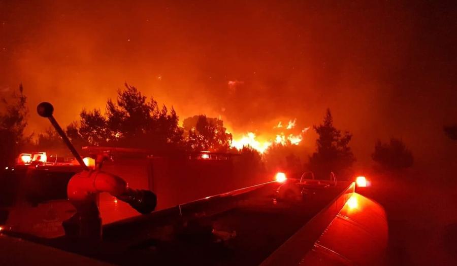 Φωτιά στη Νέα Μάκρη απειλούνται σπίτια